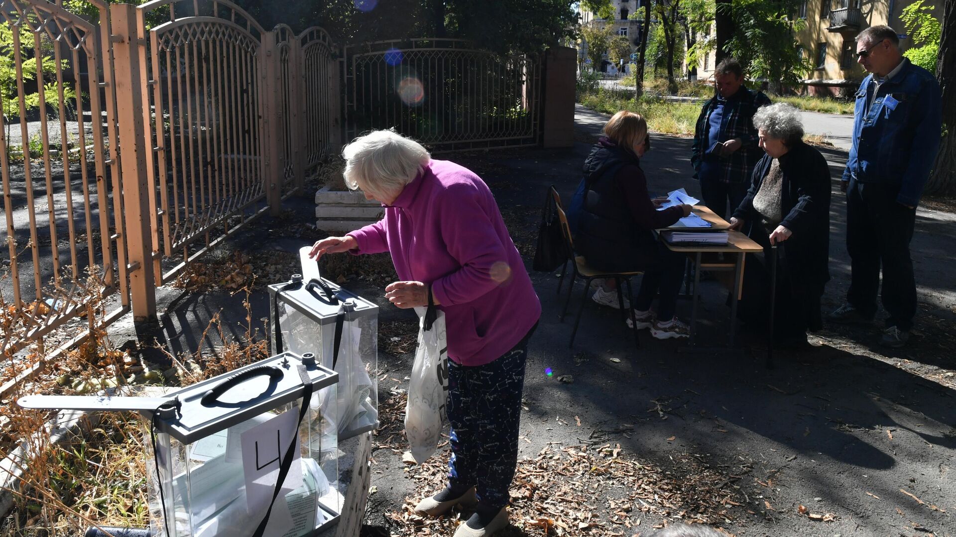Местные жители голосуют на выездном избирательном участке в Мариуполе - РИА Новости, 1920, 27.09.2022
