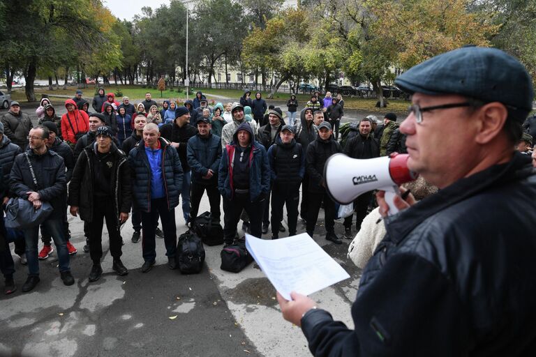 Отправка мужчин, призванных на военную службу в ходе частичной мобилизации, в Новосибирске