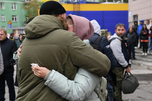 Женщина прощается с мужчиной, призванным на военную службу в ходе частичной мобилизации