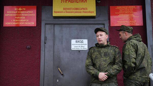 Мужчины, призванные на военную службу в ходе частичной мобилизации, у входа в военный комиссариат Новосибирска