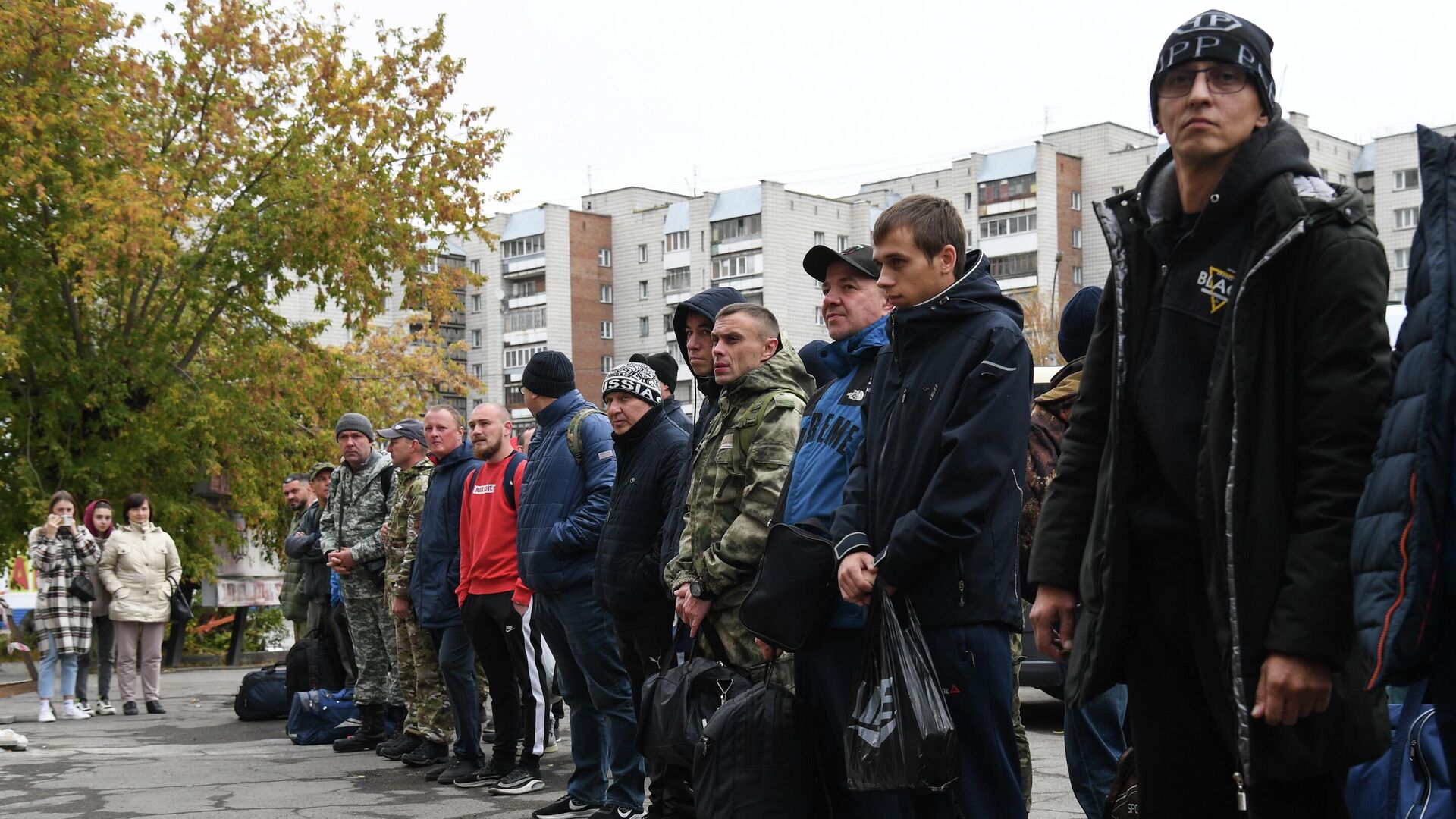 Отправка мужчин, призванных на военную службу в ходе частичной мобилизации, от пункта предварительного сбора в Новосибирске - РИА Новости, 1920, 28.09.2022