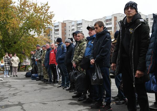 Отправка мужчин, призванных на военную службу в ходе частичной мобилизации, от пункта предварительного сбора в Новосибирске