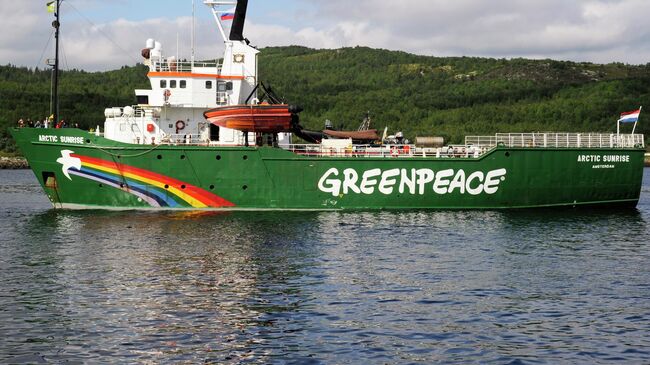 Cудно Гринпис ледового класса Arctic Sunrise в Кольском заливе 