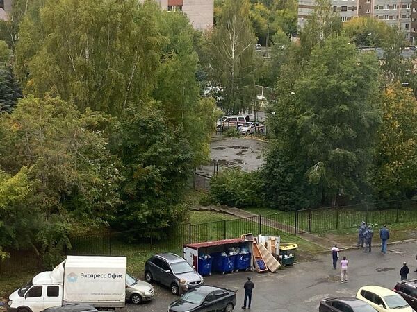 Автомобили правоохранительных органов у школы №88 в Ижевске Автомобили правоохранительных органов у школы №88 в Ижевске