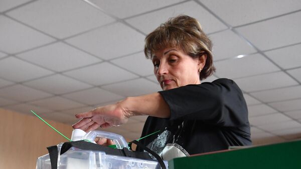 Женщина голосует на референдуме о присоединении Запорожской области к России в Мелитополе