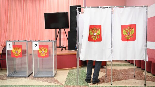 Избирательный участок в Твери, где проходит голосование на референдумах о вхождении ДНР, ЛНР, Херсонской и Запорожской областей в состав Российской Федерации