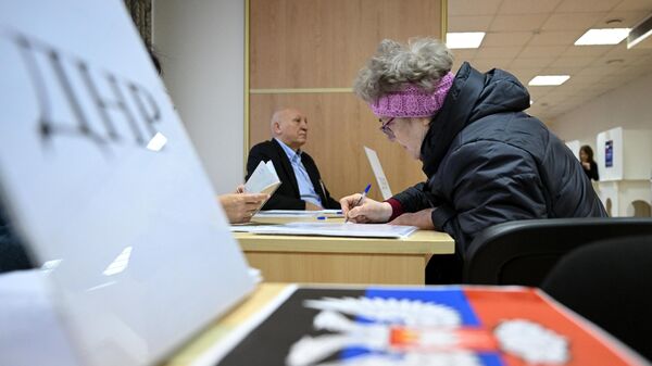 Женщина голосует на избирательном участке в посольстве ДНР в Москве