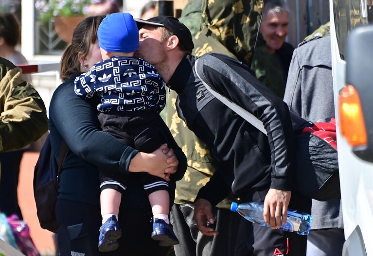 Мужчина, призванный на воинскую службу в ходе частичной мобилизации, возле военного комиссариата Читинского района