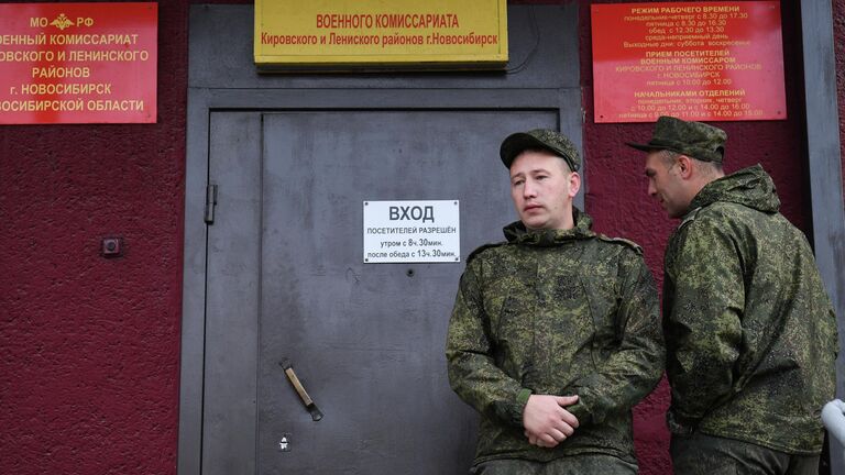 Мужчины, призванные на военную службу в ходе частичной мобилизации, у входа в военный комиссариат Кировского и Ленинского районов Новосибирска