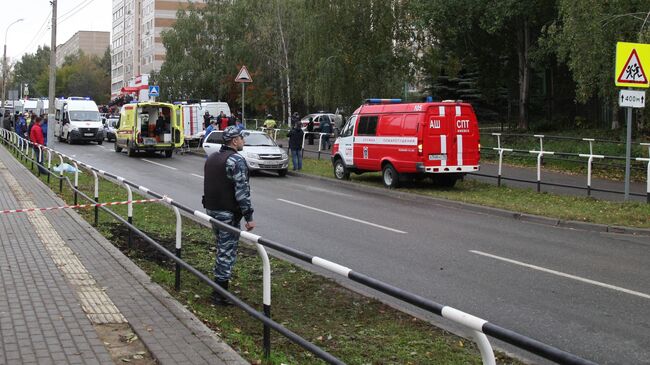 Автомобили экстренных служб у школы №88 Ижевска