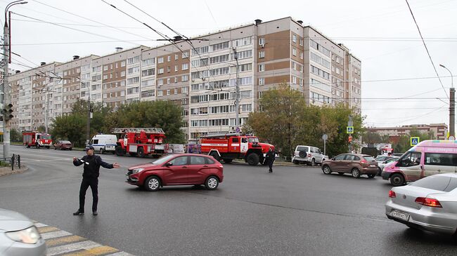 Автомобили экстренных служб у школы №88 Ижевска