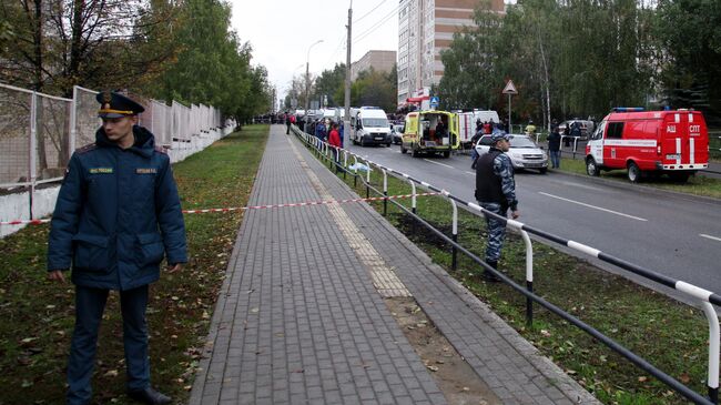 Автомобили экстренных служб у школы №88 Ижевска