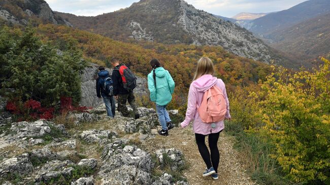 Туристы в Большом каньоне в Крыму