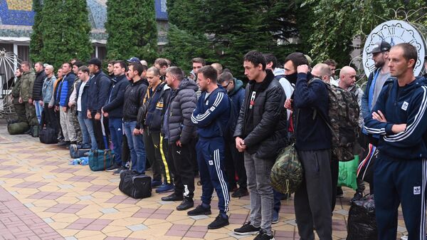 Мужчины, призванные на военную службу в ходе частичной мобилизации, на призывном пункте сбора в городе Батайске Ростовской области