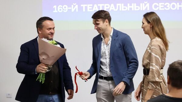 Губернатор Новгородской области Андрей Никитин вручает ключи от новой квартиры семье Швыденко