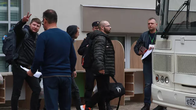 Мужчины, призванные на военную службу в ходе частичной мобилизации, садятся в автобус