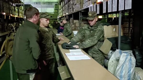 “Еду спасать друзей” – добровольцы прибывают на сборы в военкоматы России