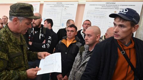 Мужчины, призванные на военную службу в ходе частичной мобилизации, на призывном пункте сбора в городе Батайске Ростовской области