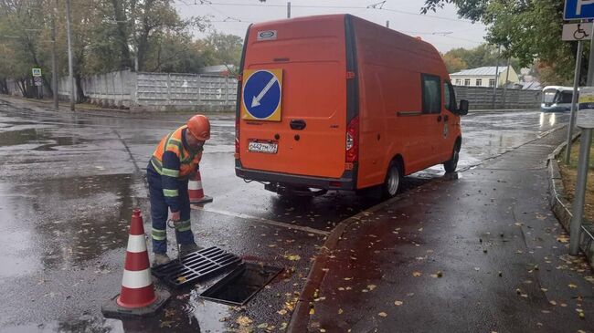 Сотрудники ГУП Мосводосток дежурят на улицах Москвы из-за дождя