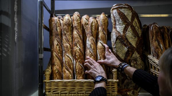 Покупатель выбирает хлеб в булочной в Париже 