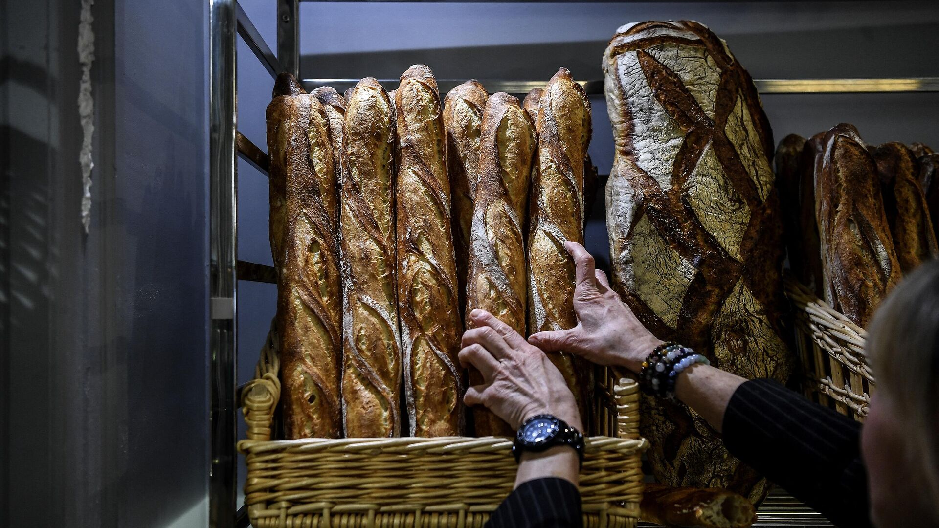 Покупатель выбирает хлеб в булочной в Париже  - РИА Новости, 1920, 27.09.2022