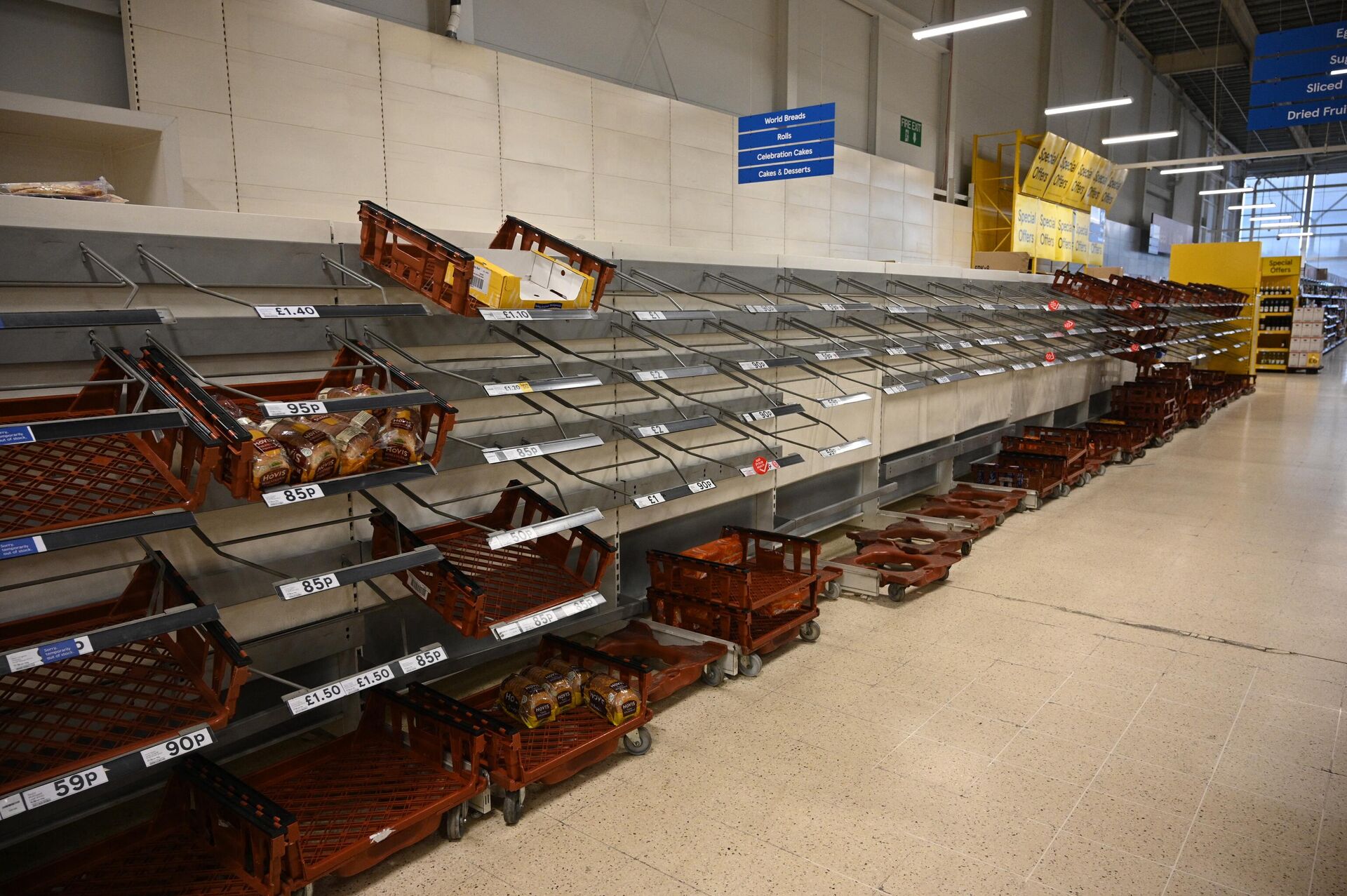 Пустые полки в хлебном отделе в супермаркете в Стокпорте, Великобритания  - РИА Новости, 1920, 10.10.2022