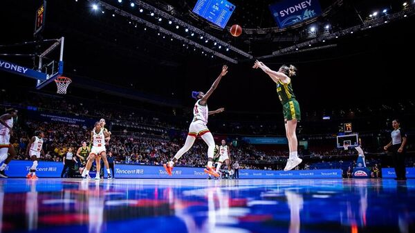 Игровой момент в матче женского чемпионата мира по баскетболу Австралия — Мали