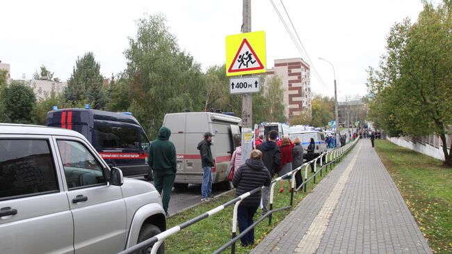 Автомобили экстренных служб у школы №88 Ижевска