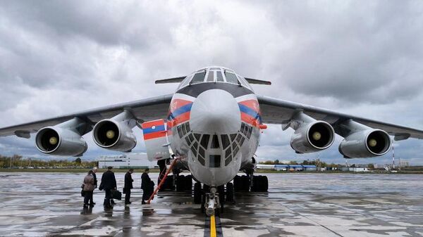 Самолет Ил-76 МЧС России перед вылетом из подмосковного аэропорта Жуковский для проведения санитарной эвакуации пострадавших в результате происшествия в ижевской школе
