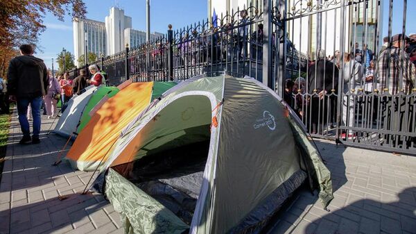 Палатки протестующих у здания администрации президента Молдавии в Кишиневе