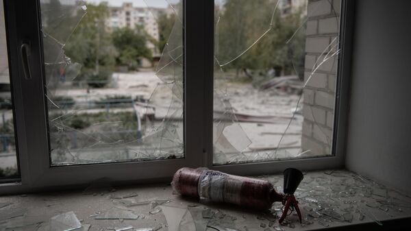 Выбитые в результате обстрела ВСУ стекла в здании школы в Рубежном, где располагался участок для голосования на референдуме о присоединении ЛНР к России