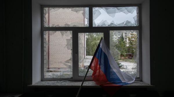 Выбитые в результате обстрела ВСУ стекла в здании школы в Рубежном, где располагается участок для голосования на референдуме о присоединении к России ЛНР