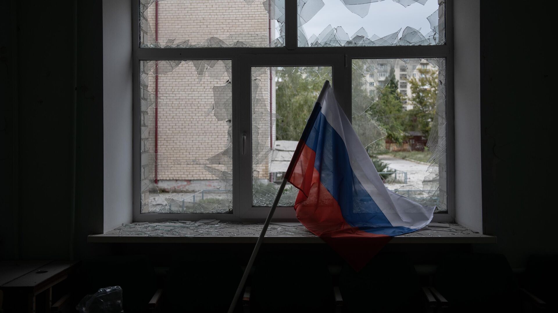 Выбитые в результате обстрела ВСУ стекла в здании школы в Рубежном - РИА Новости, 1920, 25.01.2023
