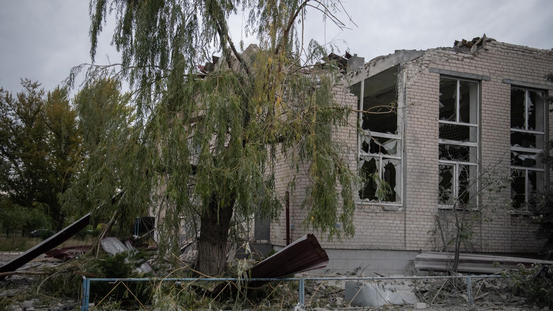 Частично разрушенное в результате обстрела ВСУ здание школы в Рубежном - РИА Новости, 1920, 26.09.2022