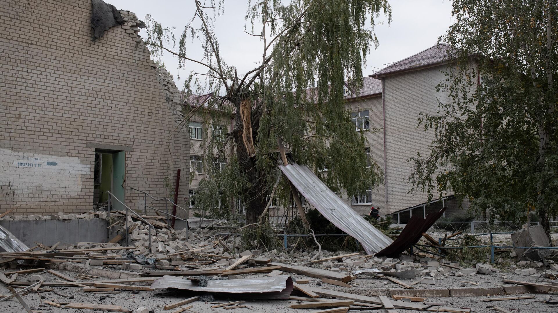 Частично разрушенное в результате обстрела ВСУ здание школы в Рубежном - РИА Новости, 1920, 27.09.2022