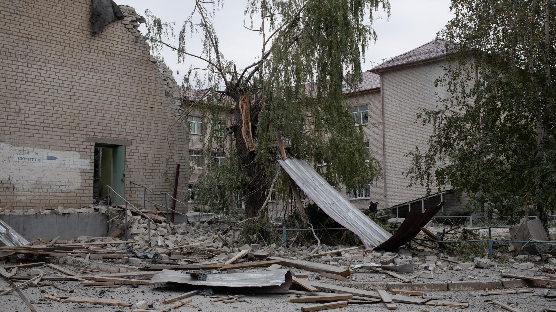 Частично разрушенное в результате обстрела ВСУ здание школы в Рубежном - РИА Новости, 1920, 27.09.2022