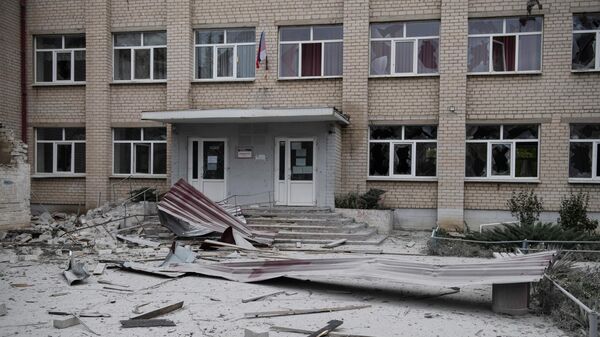 Частично разрушенное в результате обстрела ВСУ здание школы