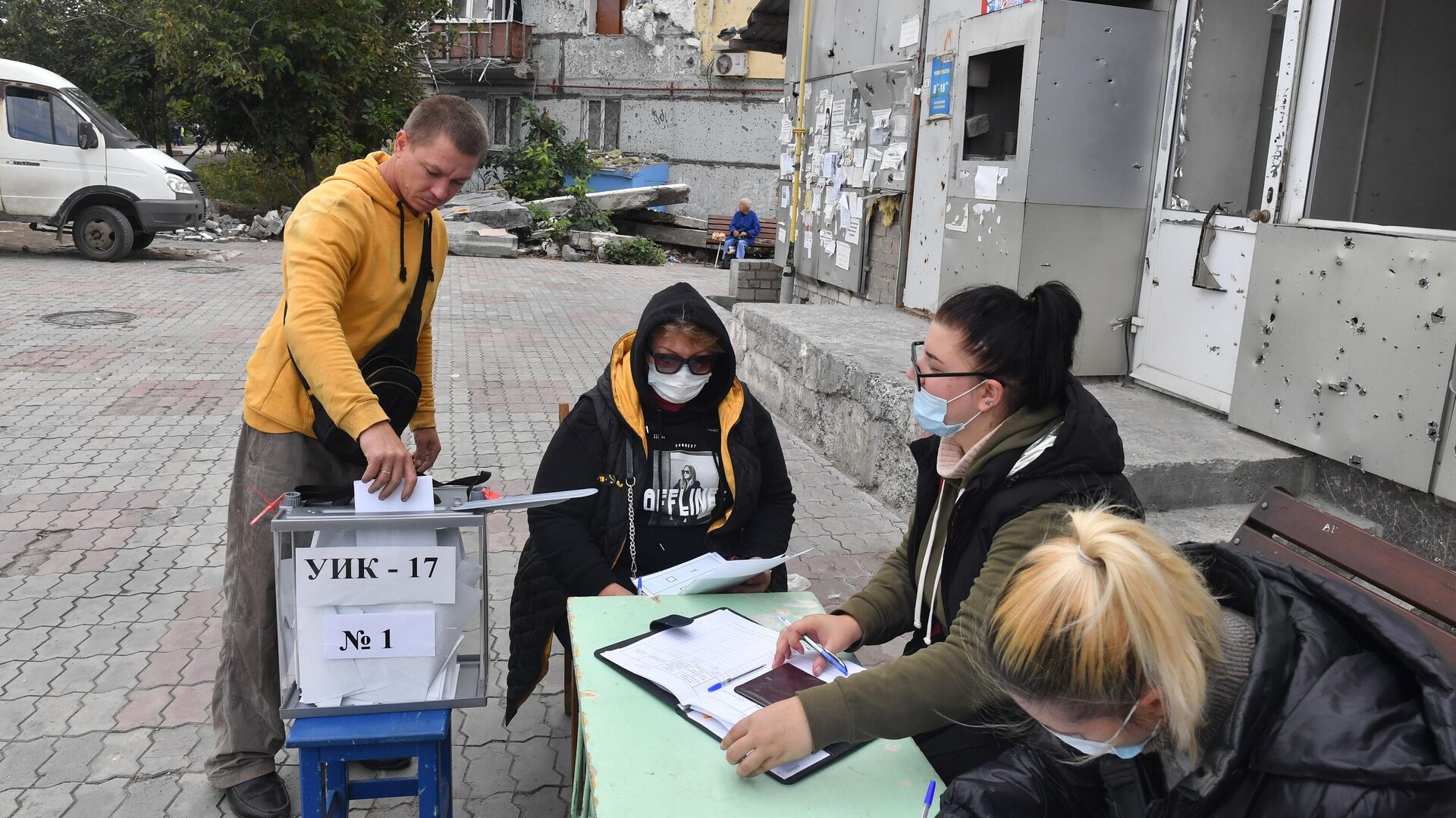 Местный житель голосует на выездном избирательном участке в Мариуполе - РИА Новости, 1920, 27.09.2022