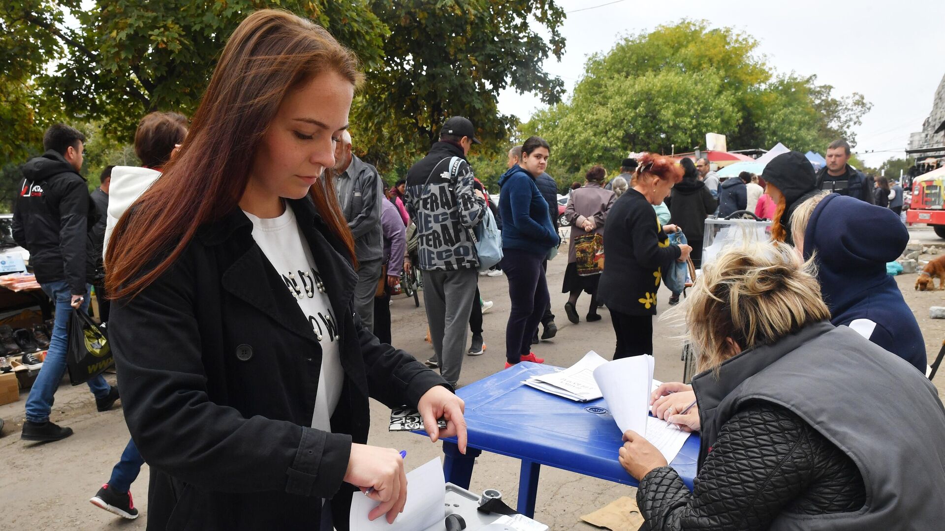 Местная жительница голосует на выездном избирательном участке в Мариуполе - РИА Новости, 1920, 27.09.2022