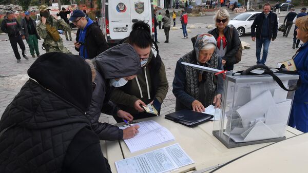 Местные жители голосуют на выездном избирательном участке в Мариуполе