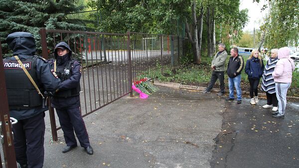 Люди возлагают цветы у школы №88 Ижевска
