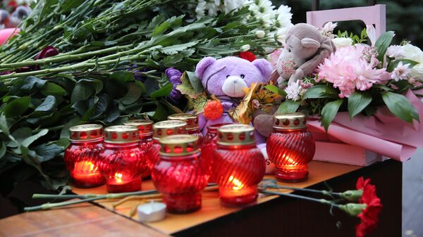 Жители Петербурга несут цветы к мемориалу в память о трагедии в Ижевске