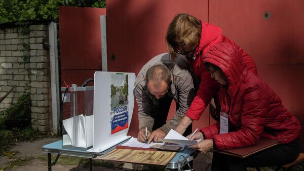 Местный житель голосует на выездном избирательном участке в поселке Грачево в ЛНР
