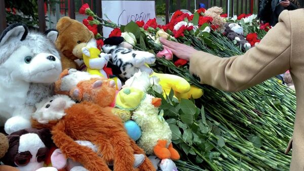 Стихийные мемориалы в Ижевске и Москве в память о погибших в школе
