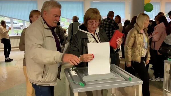 Голосование на избирательном участке в Донецке в рамках референдума 