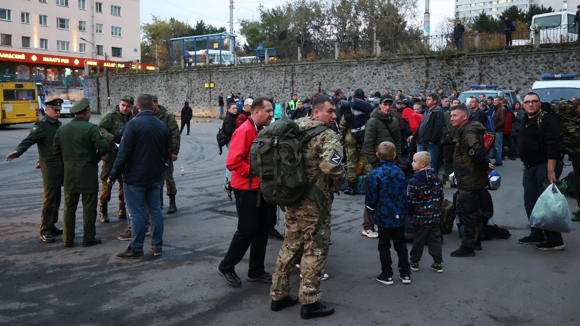 Люди провожают мужчин, призванных на военную службу в ходе частичной мобилизации, на территории временного пункта мобилизации в Мурманске - РИА Новости, 1920, 27.09.2022