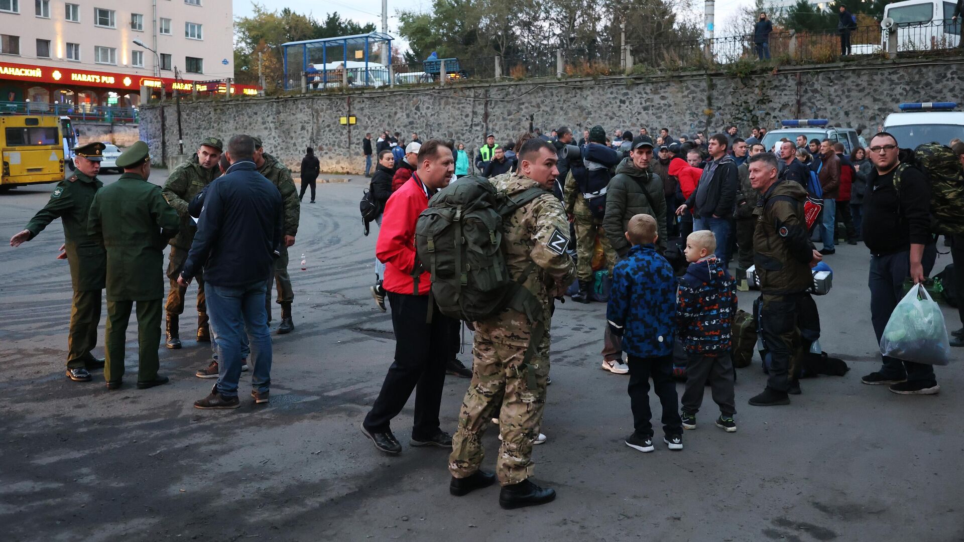 Люди провожают мужчин, призванных на военную службу в ходе частичной мобилизации, на территории временного пункта мобилизации в Мурманске - РИА Новости, 1920, 27.09.2022