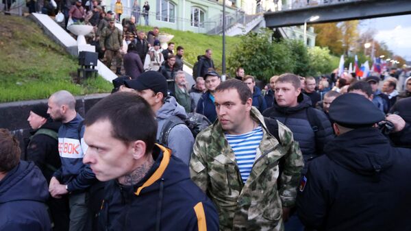 Мужчины, призванные на военную службу в ходе частичной мобилизации, на перроне железнодорожного вокзала в Мурманске