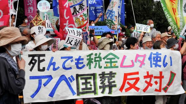 Акция протеста против государственных похорон бывшего премьер-министра Японии Синдзо Абэ перед зданием парламента в Токио