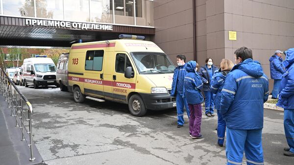 Подготовка к эвакуации пострадавших при стрельбе в школе Ижевска